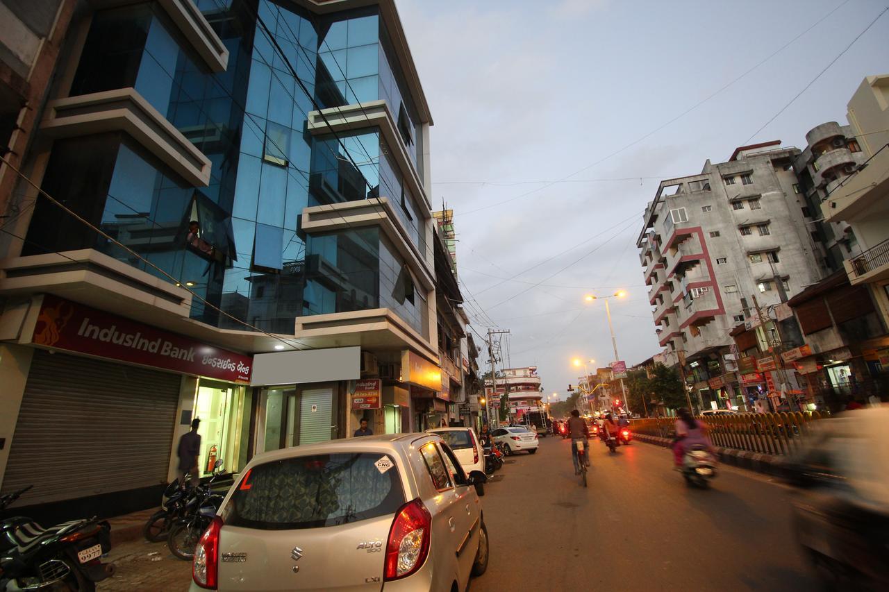 Oyo 6949 New Rajdhani Hotel Vadodara Exterior foto