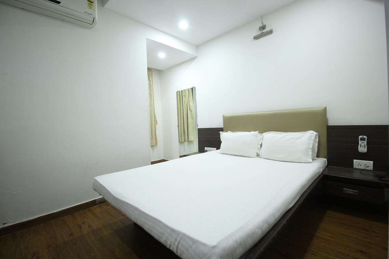 Oyo 6949 New Rajdhani Hotel Vadodara Exterior foto