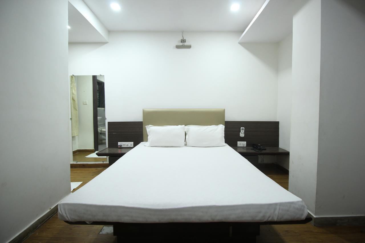 Oyo 6949 New Rajdhani Hotel Vadodara Exterior foto