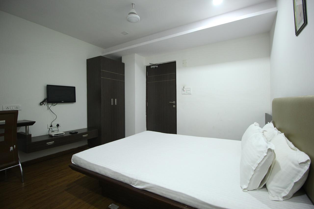 Oyo 6949 New Rajdhani Hotel Vadodara Exterior foto