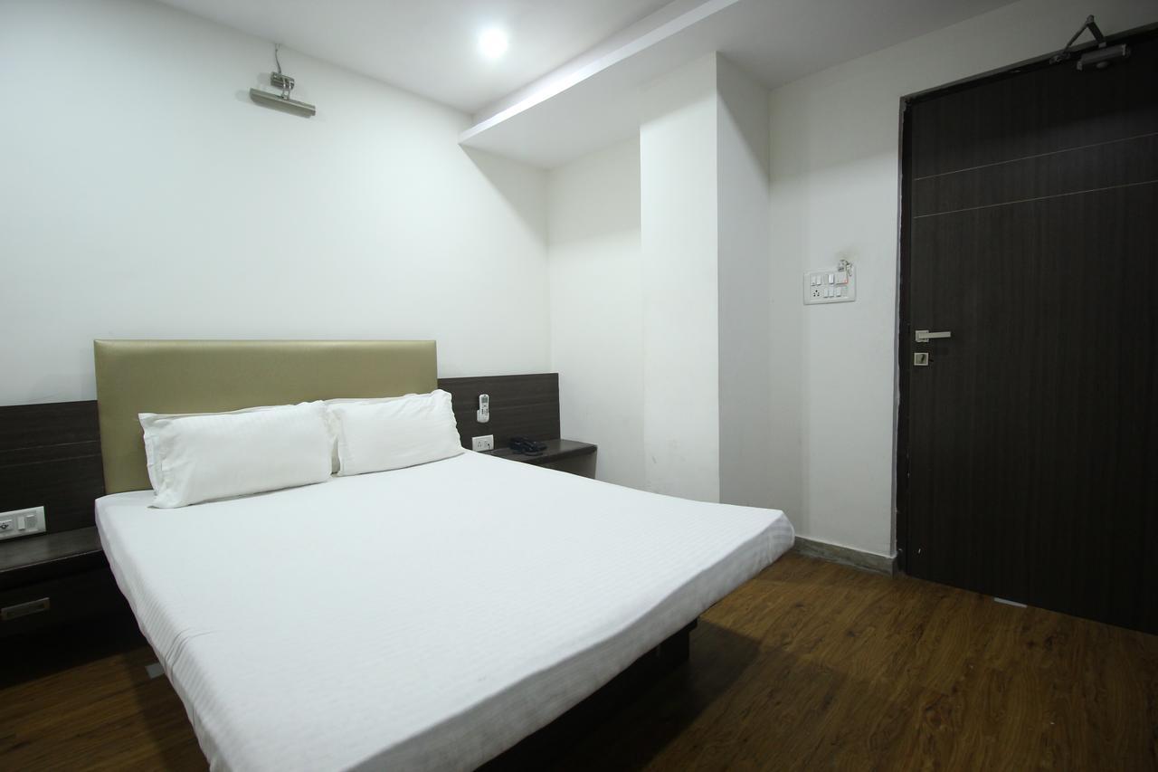 Oyo 6949 New Rajdhani Hotel Vadodara Exterior foto